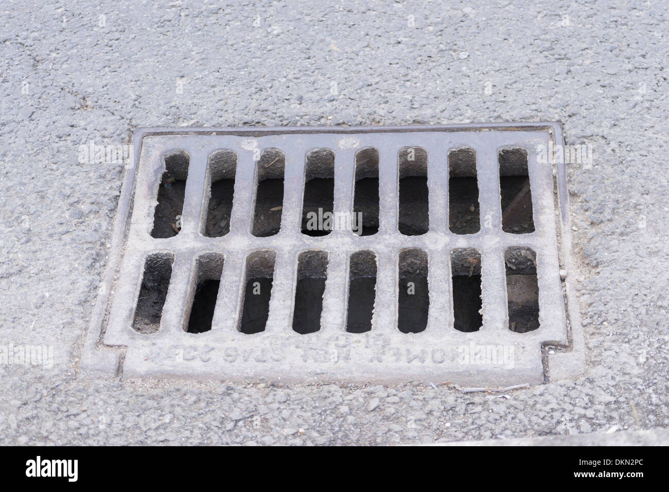 Strada di drenaggio su Bucarest il sistema fognario Foto Stock