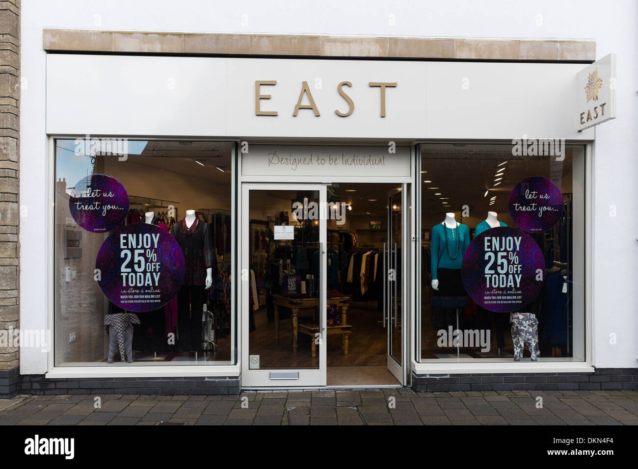 Esterno in oriente abbigliamento moda donna shop store REGNO UNITO Foto  stock - Alamy