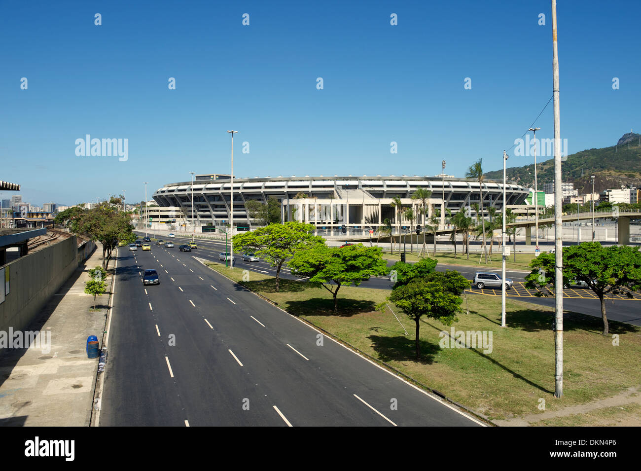 Maracana soccer football Stadium blue sky e vuoto road a Rio de Janeiro in Brasile Foto Stock