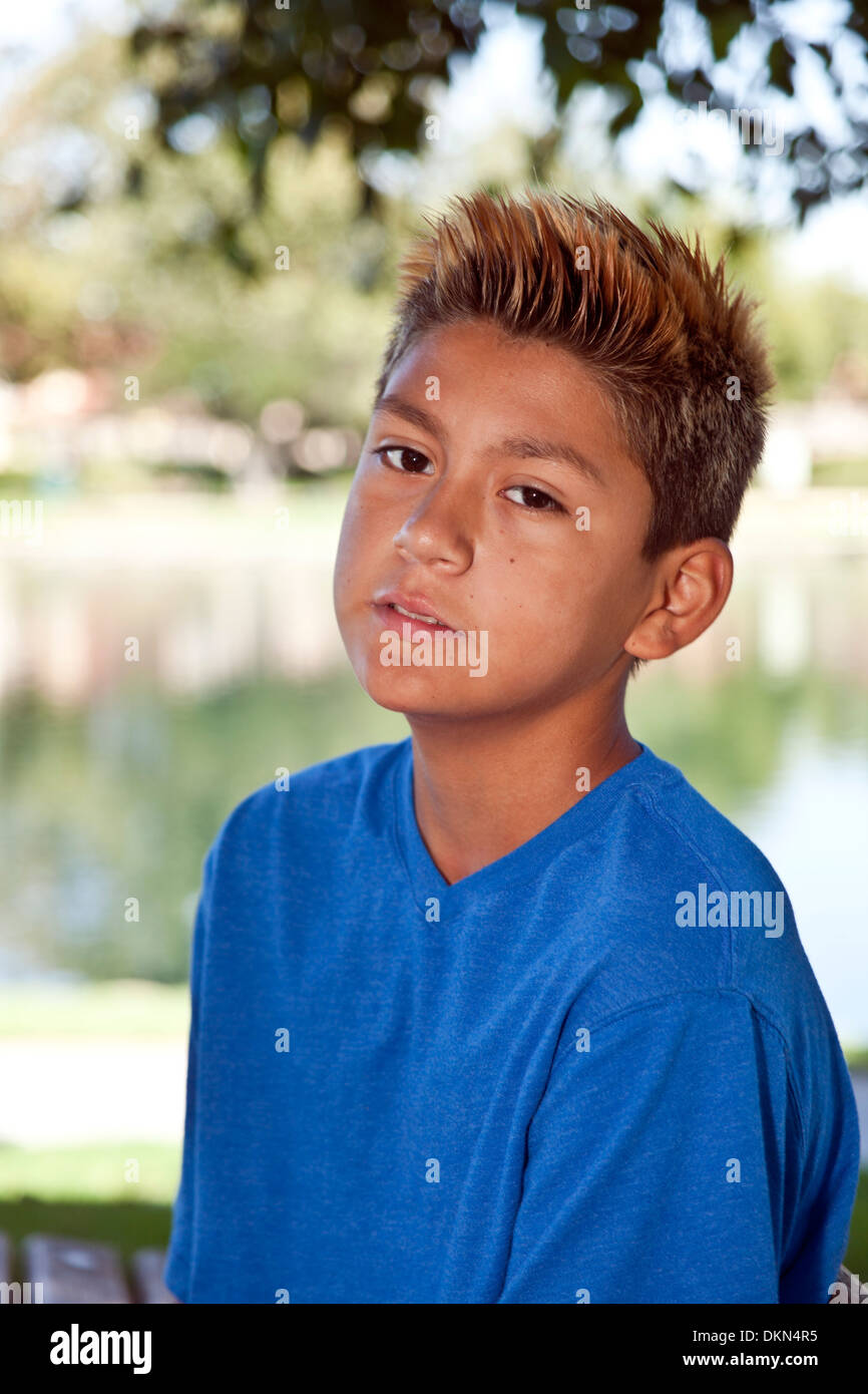 Alla moda 11-13 anni multi etnico culturale, biracial bi razza interracial inter diversità razziale ispanico boy nel parco. Signor © Myrleen Pearson Foto Stock