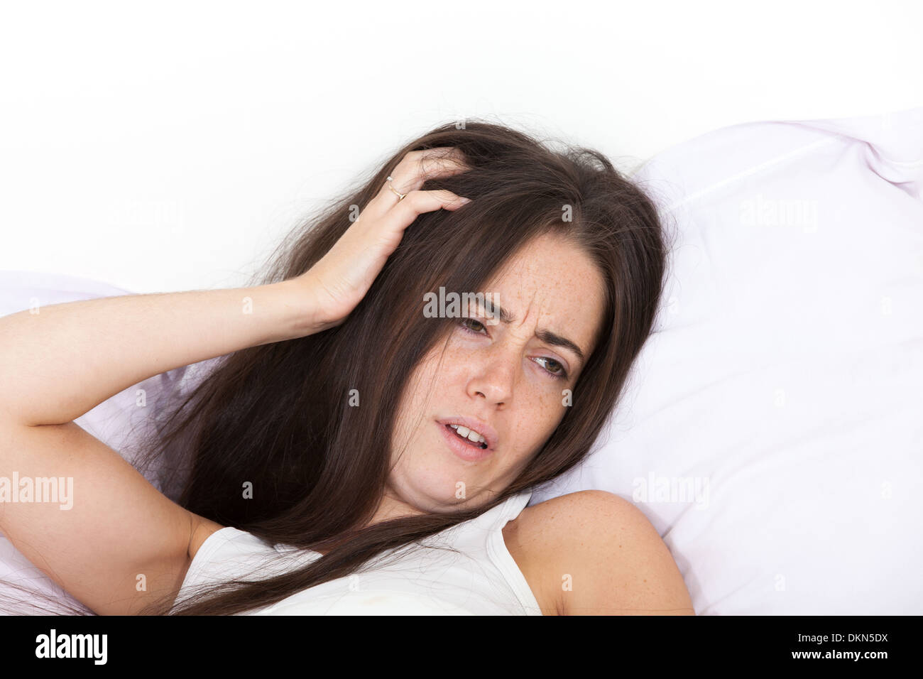 La donna si sveglia con un mal di testa Foto Stock