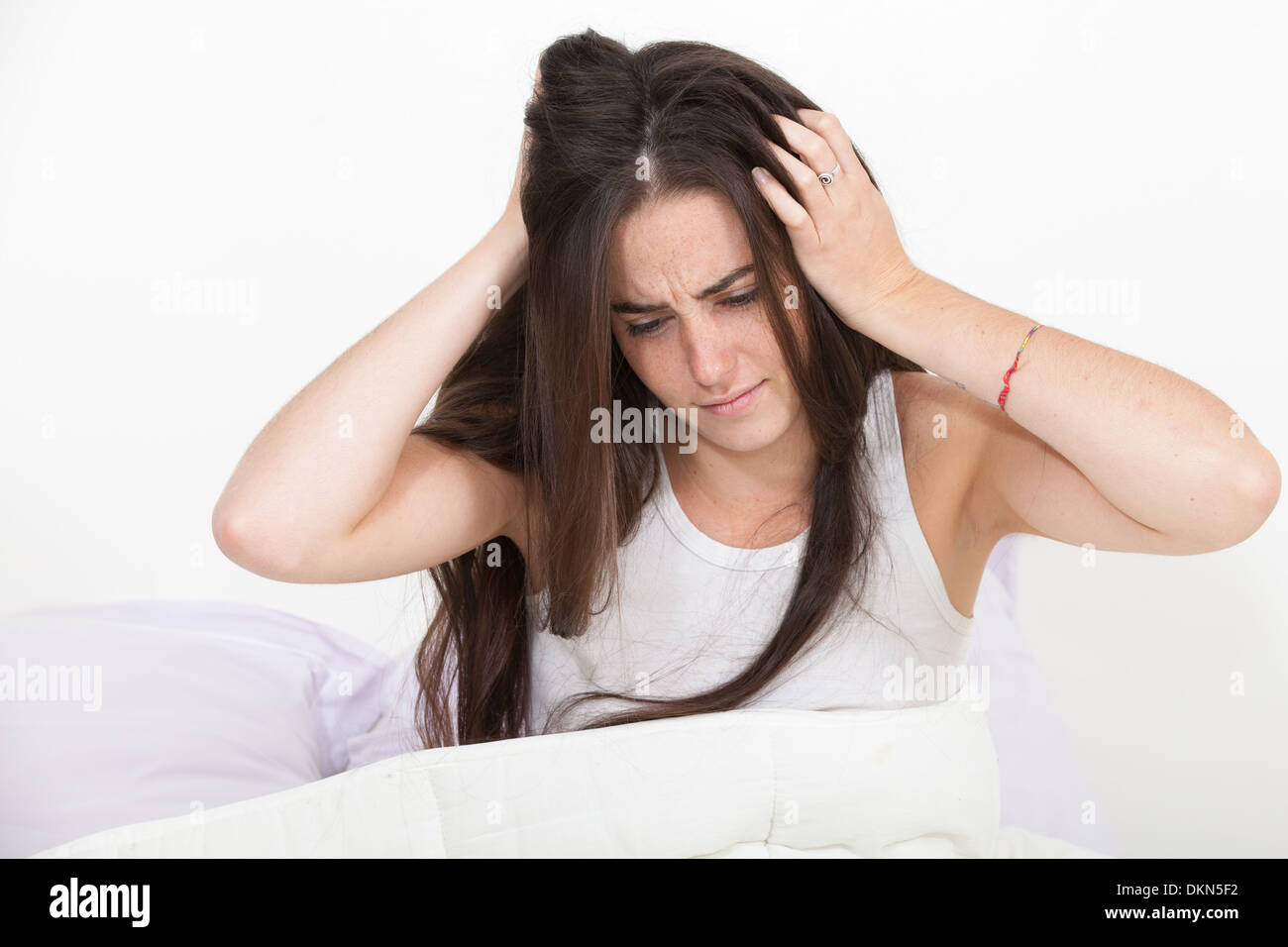 La donna si sveglia con un mal di testa Foto Stock