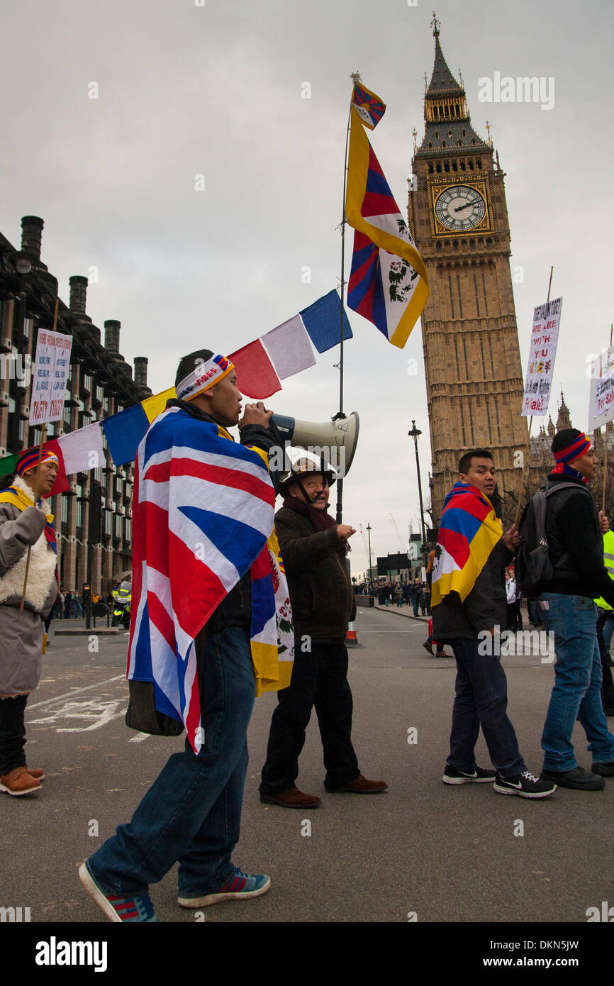 Londra, Regno Unito. 7 Dic 2013. Tibetani marzo indietro passato il Parlamento in segno di protesta contro le violazioni dei diritti umani e la continua occupazione del Tibet da parte della Cina. Credito: Paolo Davey/Alamy Live News Foto Stock