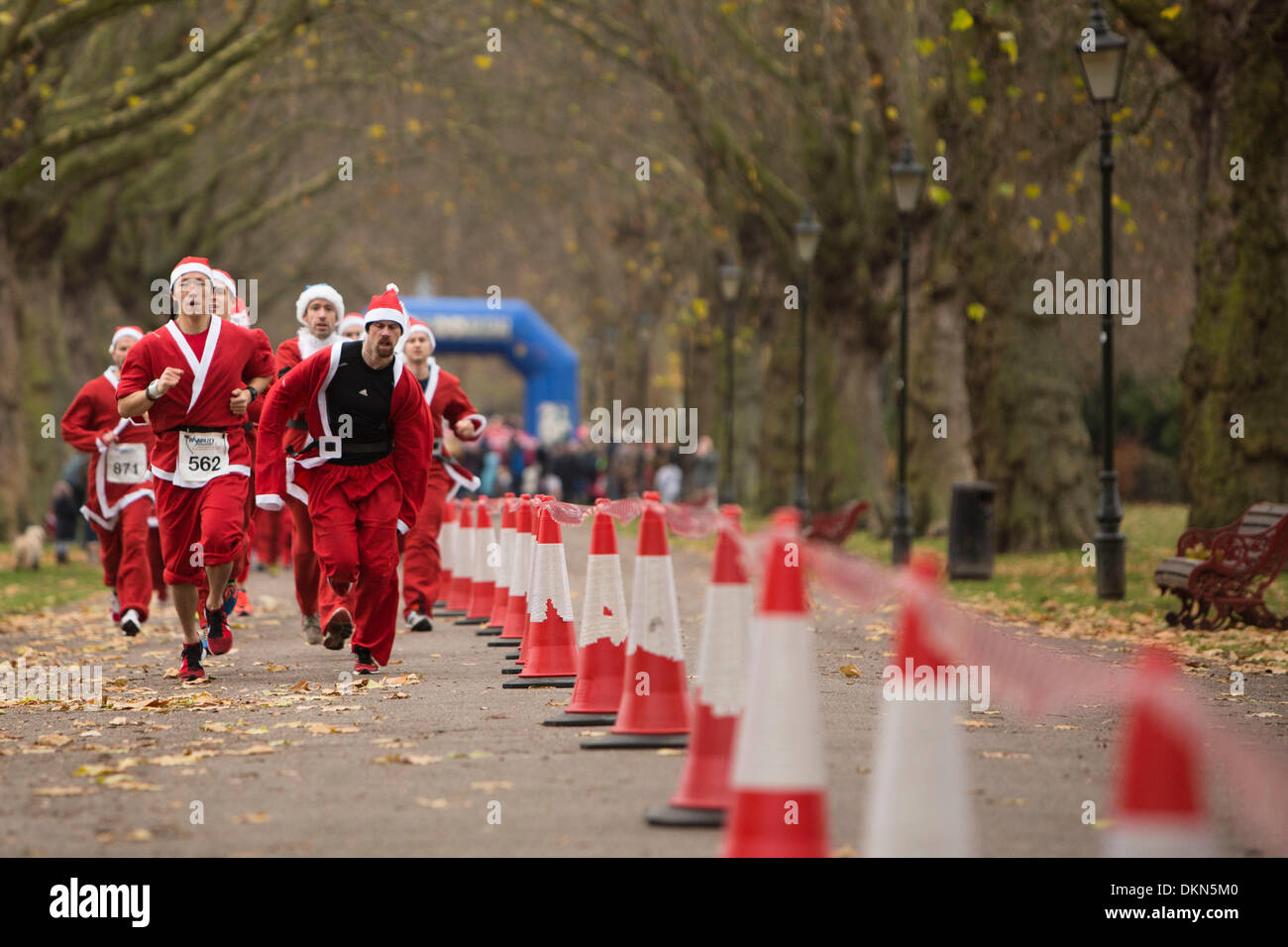 Londra, Regno Unito. Il 7 dicembre, 2013. Persone vestite di Santa Claus costumi prendere parte a Londra alla Santa Esegui evento di beneficenza a Battersea Park a Londra, Regno Unito. Credito: James Gasperotti/ZUMA filo/ZUMAPRESS.com/Alamy Live News Foto Stock