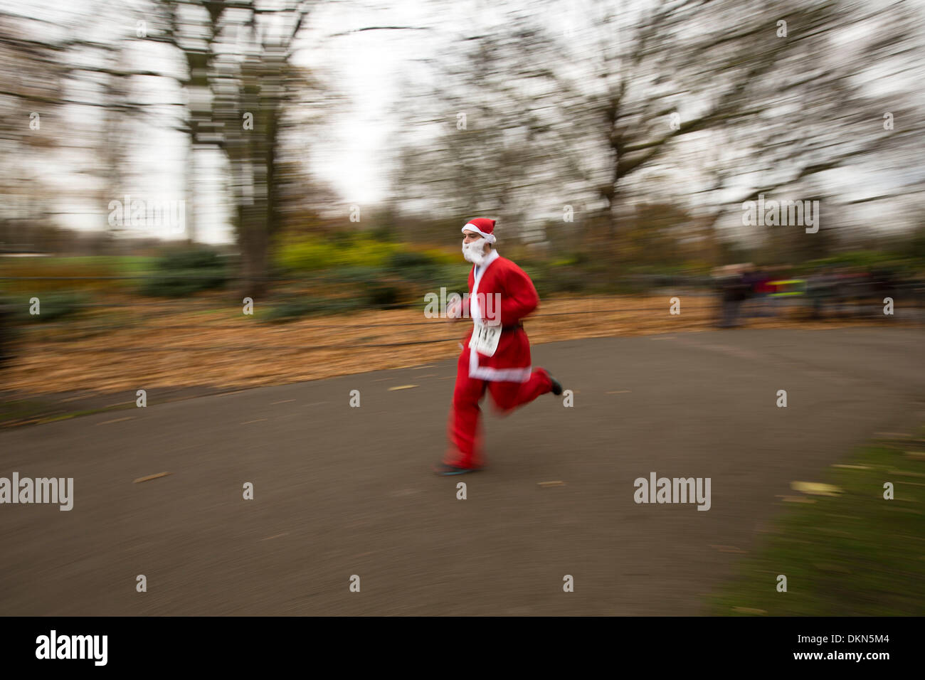 Londra, Regno Unito. Il 7 dicembre, 2013. Persone vestite di Santa Claus costumi prendere parte a Londra alla Santa Esegui evento di beneficenza a Battersea Park a Londra, Regno Unito. Credito: James Gasperotti/ZUMA filo/ZUMAPRESS.com/Alamy Live News Foto Stock