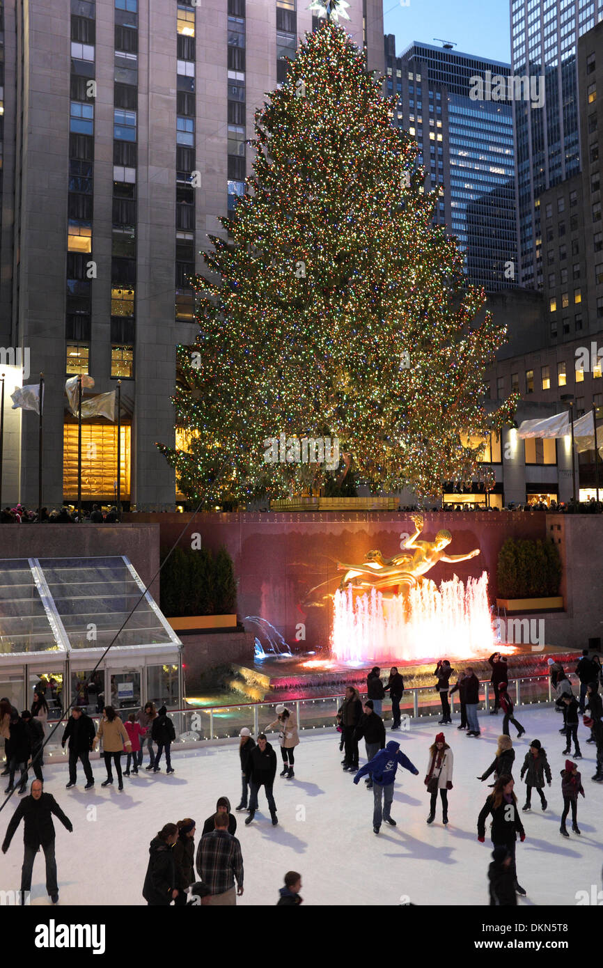 L'albero di Natale e la pista di pattinaggio su ghiaccio in Rockefeller Center durante il primo fine settimana dopo l'albero era accesa Foto Stock