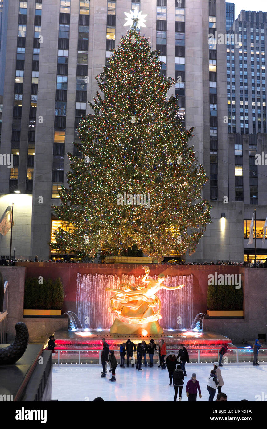 L'albero di Natale e la pista di pattinaggio su ghiaccio in Rockefeller Center durante il primo fine settimana dopo l'albero era accesa Foto Stock