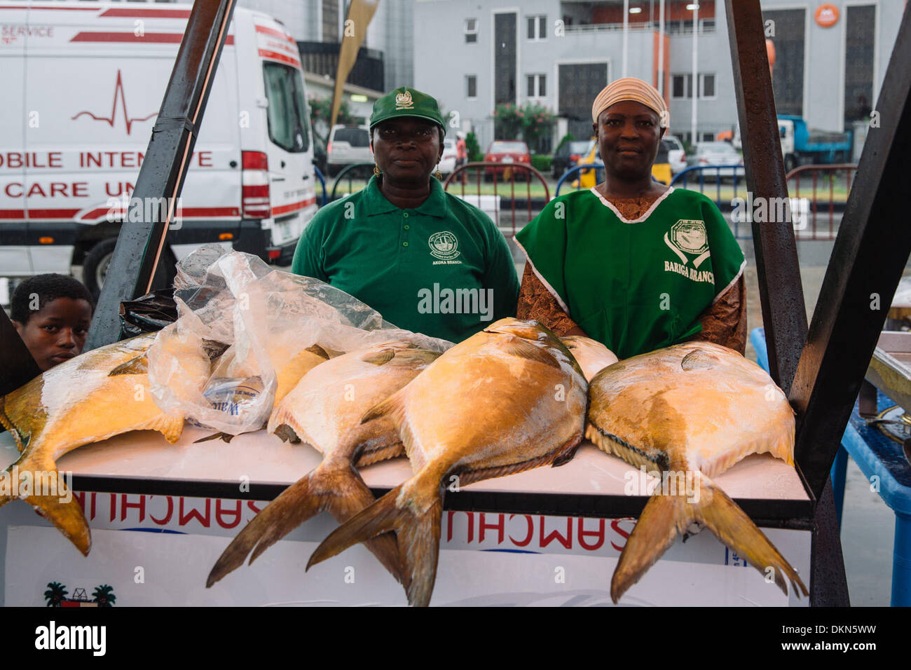 (131208) -- LAGOS, 8 dicembre, 2013 (Xinhua) -- Fisherfolks vendono frutti di mare presso il festival di frutti di mare a Lagos, Nigeria, 7 dicembre, 2013. Il festival aperto qui il sabato con la partecipazione di 3.000 tracciata da parti interessate nell'acquacoltura, la catena del valore, come il Natale si avvicina.(Xinhua/Zhang Weiyi) Foto Stock