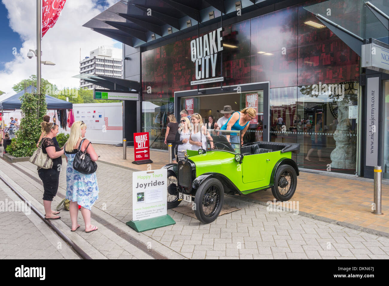 I turisti scattare fotografie con una vecchia Austin sette al contenitore Mall, a Christchurch, Nuova Zelanda. La città di Quake Foto Stock
