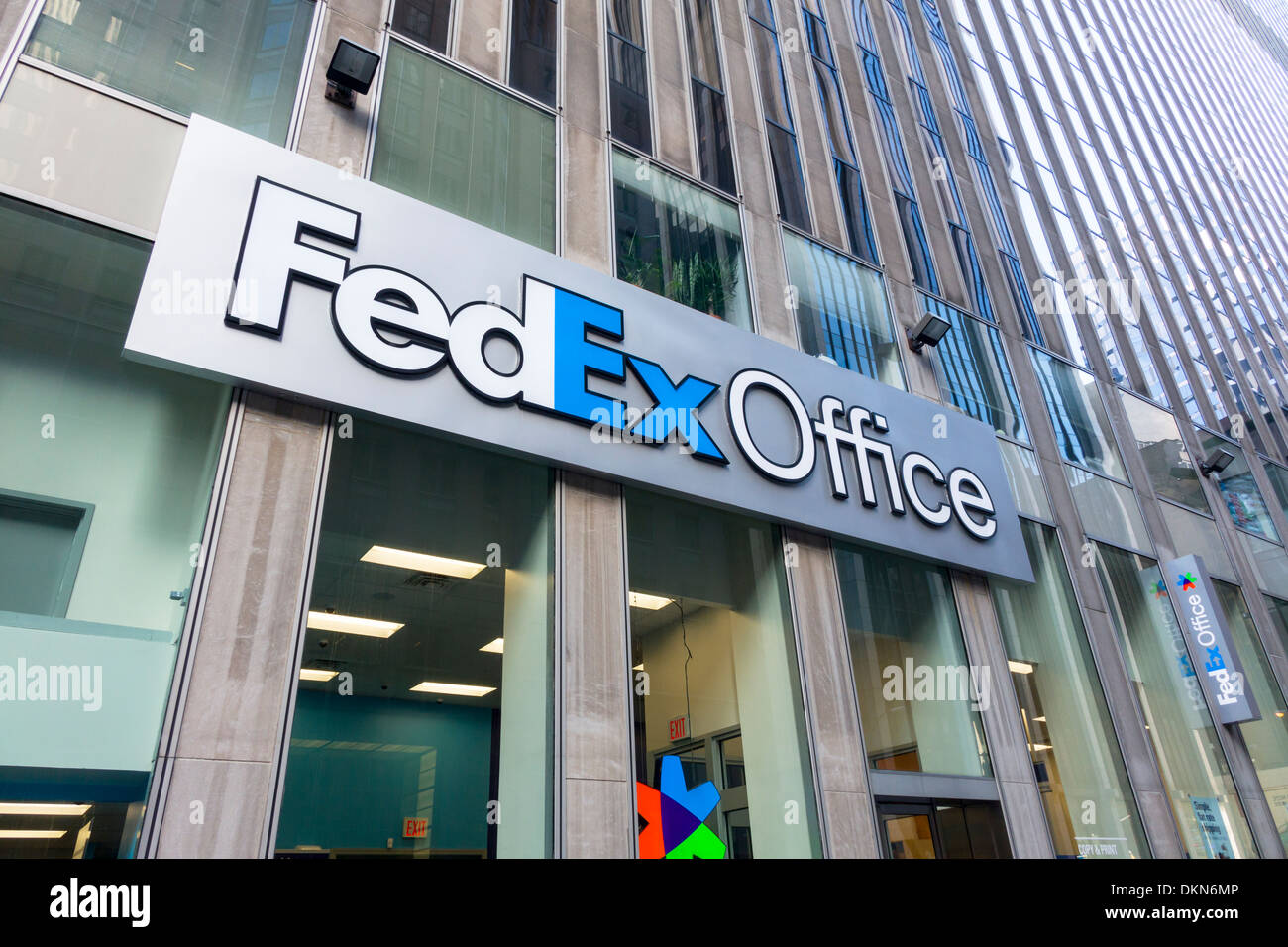 Icona di FedEx al di fuori ufficio Midtown a New York City Foto Stock
