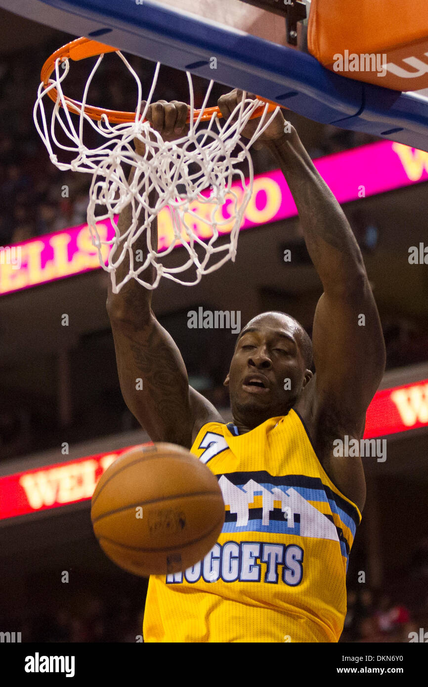 7 dicembre 2013: Denver Nuggets avanti potenza J.J. Hickson (7) schiacciate la palla durante il gioco NBA tra Denver Nuggets e la Philadelphia 76ers presso la Wells Fargo Center di Philadelphia, Pennsylvania. Le Pepite win 103-92. (Christopher Szagola/Cal Sport Media) Foto Stock