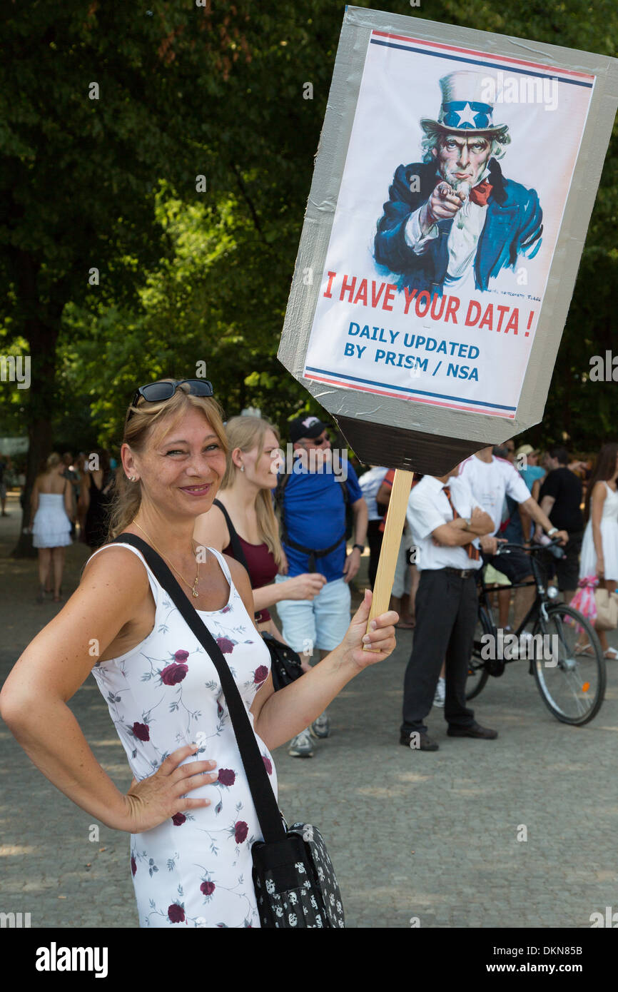 Donna tedesca protestando Stati Uniti NSA dati programma di spionaggio, Berlino Germania. Foto Stock