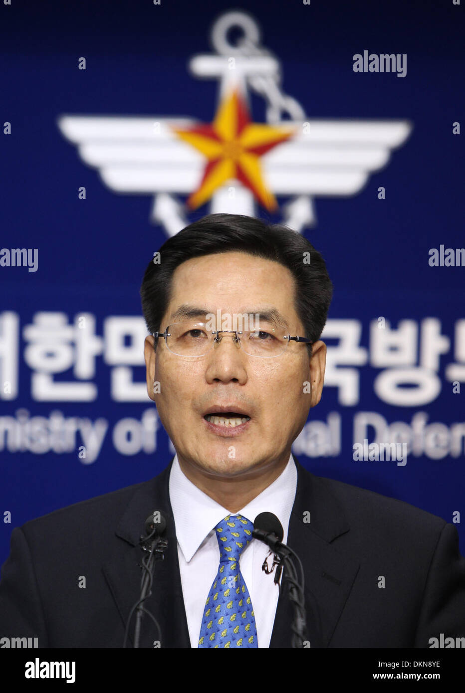 Seoul, Corea del Sud. L'8 dicembre, 2013. La Corea del Sud del Ministero della Difesa portavoce Kim Min-Seok parla durante una conferenza stampa per una expanded KADIZ presso il Ministero della Difesa Nazionale di Seoul, Corea del Sud, 8 dicembre, 2013. La Corea del sud ha deciso di espandere la propria difesa aerea della zona di identificazione (KADIZ) verso Sud Seoul il Ministero della Difesa ha detto in una teletrasmesso press briefing di domenica. Credito: Park Jin-hee/Xinhua/Alamy Live News Foto Stock