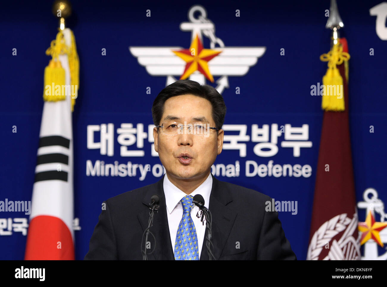 Seoul, Corea del Sud. L'8 dicembre, 2013. La Corea del Sud del Ministero della Difesa portavoce Kim Min-Seok parla durante una conferenza stampa per una expanded KADIZ presso il Ministero della Difesa Nazionale di Seoul, Corea del Sud, 8 dicembre, 2013. La Corea del sud ha deciso di espandere la propria difesa aerea della zona di identificazione (KADIZ) verso Sud Seoul il Ministero della Difesa ha detto in una teletrasmesso press briefing di domenica. Credito: Park Jin-hee/Xinhua/Alamy Live News Foto Stock