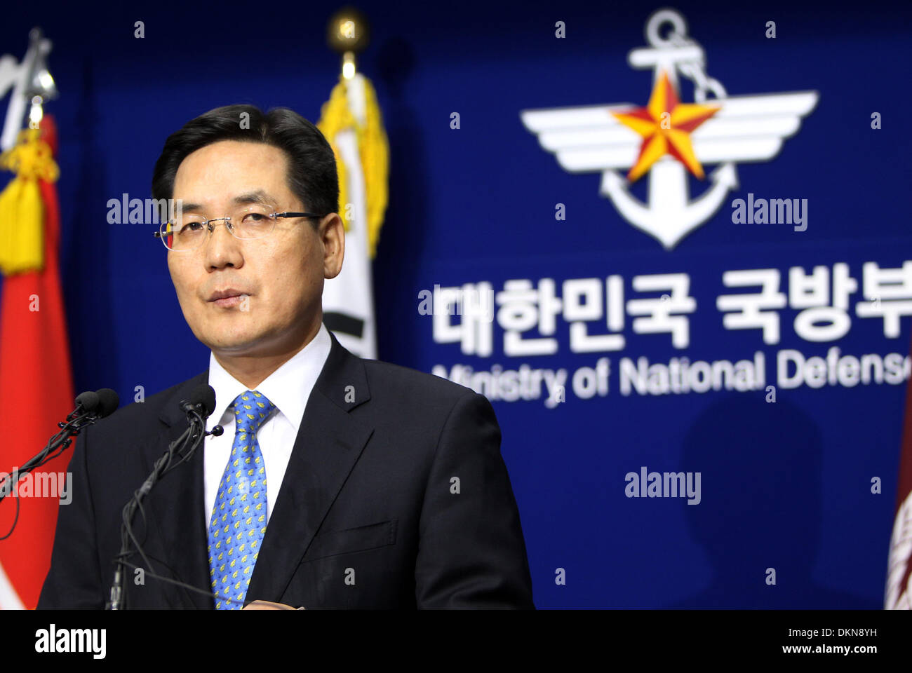 Seoul, Corea del Sud. L'8 dicembre, 2013. La Corea del Sud del Ministero della Difesa portavoce Kim Min-Seok parla durante una conferenza stampa per una expanded KADIZ presso il Ministero della Difesa Nazionale di Seoul, Corea del Sud, 8 dicembre, 2013. La Corea del sud ha deciso di espandere la propria difesa aerea della zona di identificazione (KADIZ) verso Sud Seoul il Ministero della Difesa ha detto in una teletrasmesso press briefing di domenica. Credito: Park Jin-hee/Xinhua/Alamy Live News Foto Stock