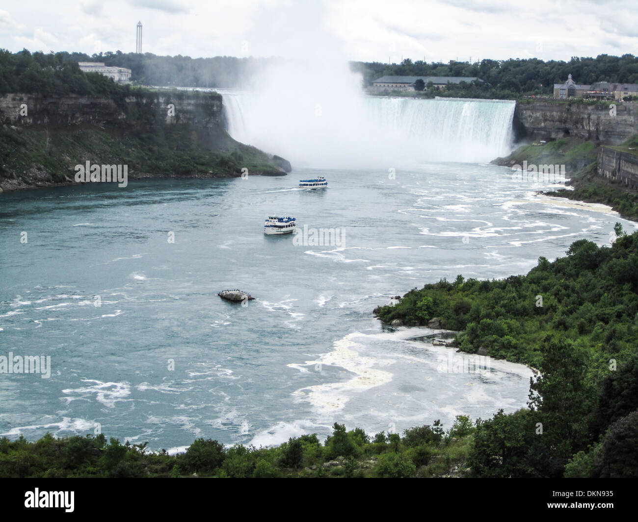 Cascate del Niagara, lato canadese. La Domestica della Foschia tour in barca si avvicina le Cascate Foto Stock
