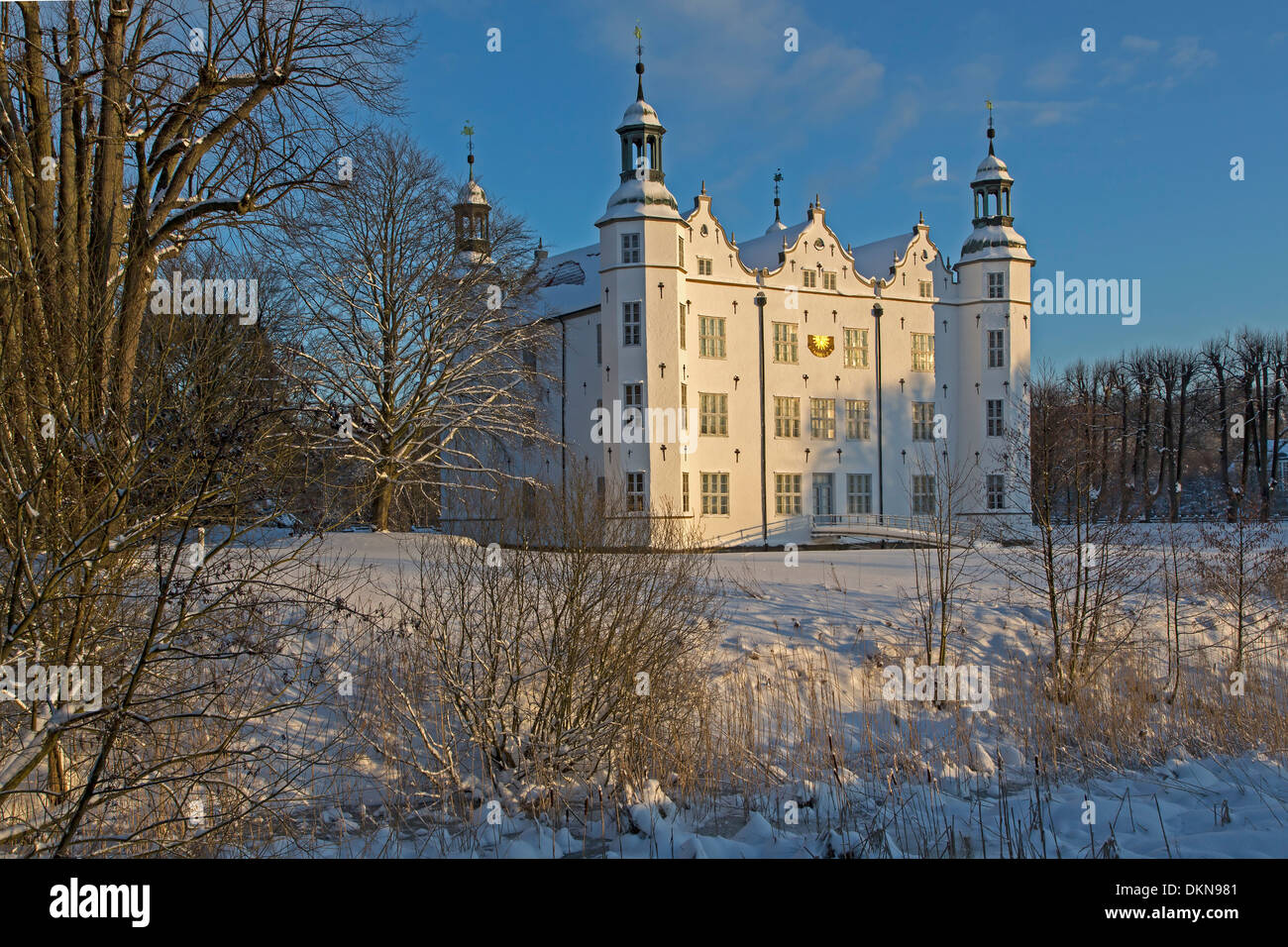Castello di Ahrensburg con neve, Schleswig Holstein, Germania Foto Stock