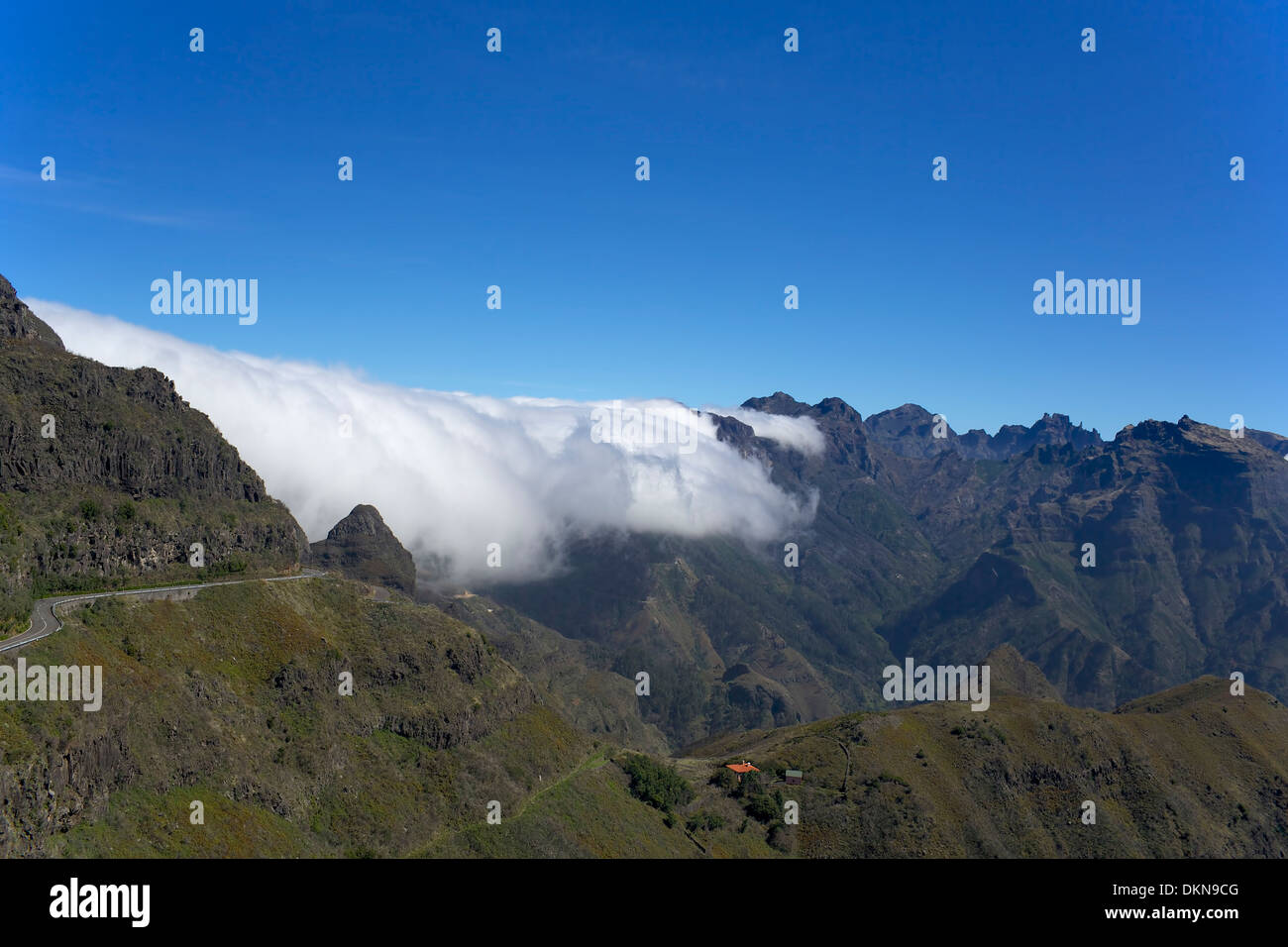 Madera, la vista dal picco Ariyero: montagna, strada, nuvole sotto osservatore Foto Stock