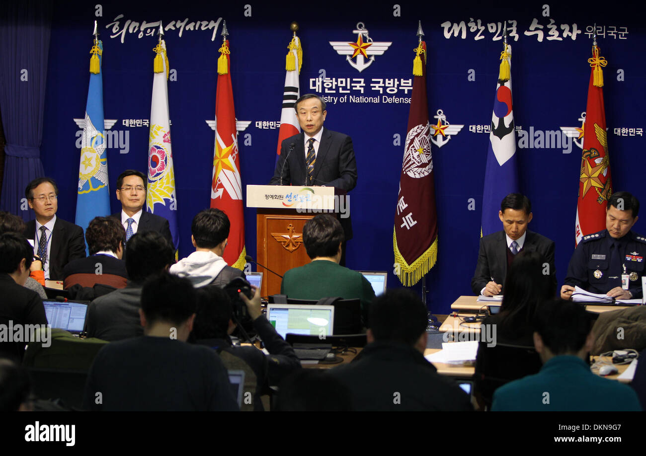 (131208) -- Seoul, 8 dicembre, 2013. (Xinhua) -- Gen. Jang Hyuk (C) Corea del Sud Ministero della Difesa parla nel corso di una conferenza stampa per una expanded KADIZ presso il Ministero della Difesa Nazionale di Seoul, Corea del Sud, 8 dicembre, 2013. La Corea del sud ha deciso di espandere la propria difesa aerea della zona di identificazione (KADIZ) verso Sud Seoul il Ministero della Difesa ha detto in una teletrasmesso press briefing di domenica. (Xinhua/Park Jin-hee) Foto Stock