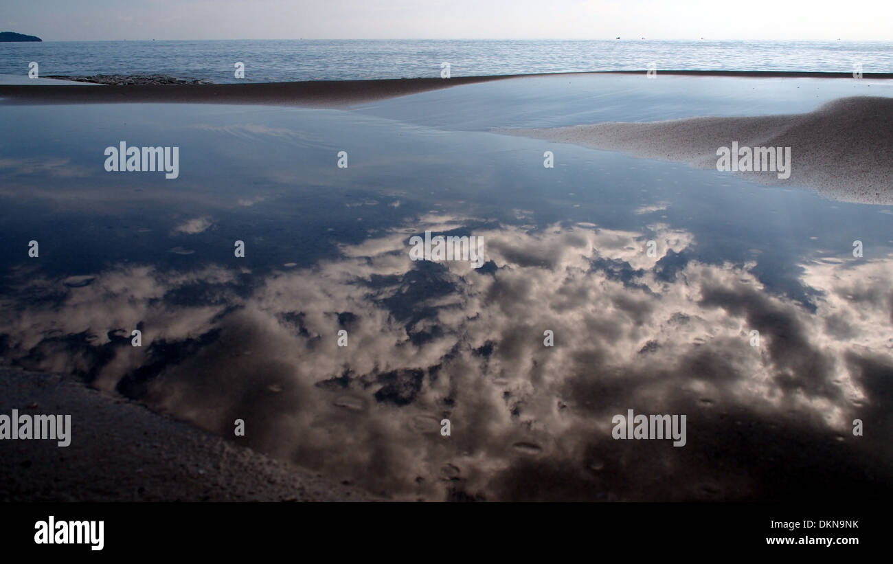 Sky riflesso in un mare pozzanghera a serendipity beach, a Sihanoukville, Cambogia Foto Stock