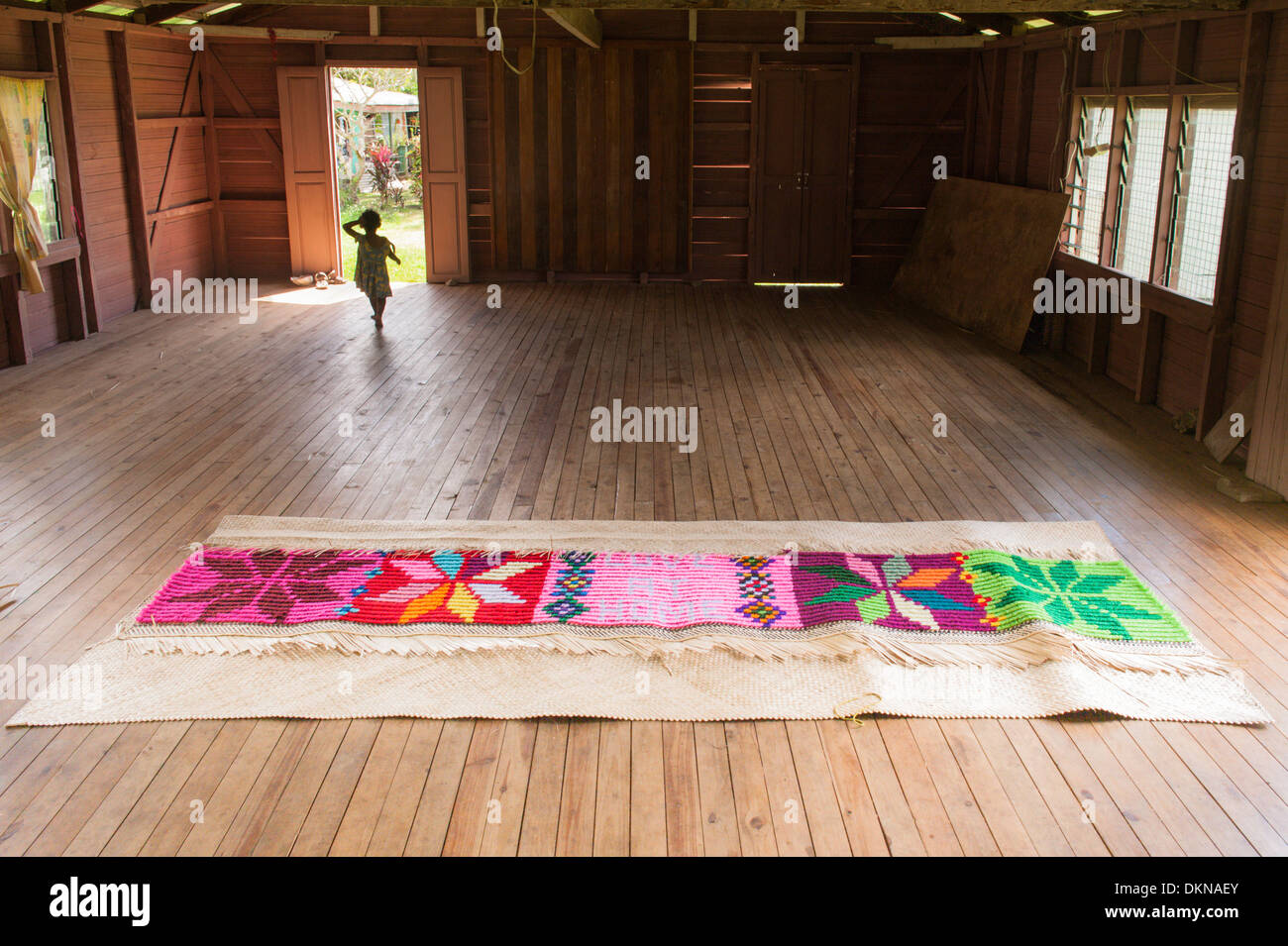 Un pandanus e feltro di lana tessuto dalle donne come un matrimonio presente sul pavimento della sala della comunità, Lomati village, isola tropicale di Matuku, Fiji. Foto Stock