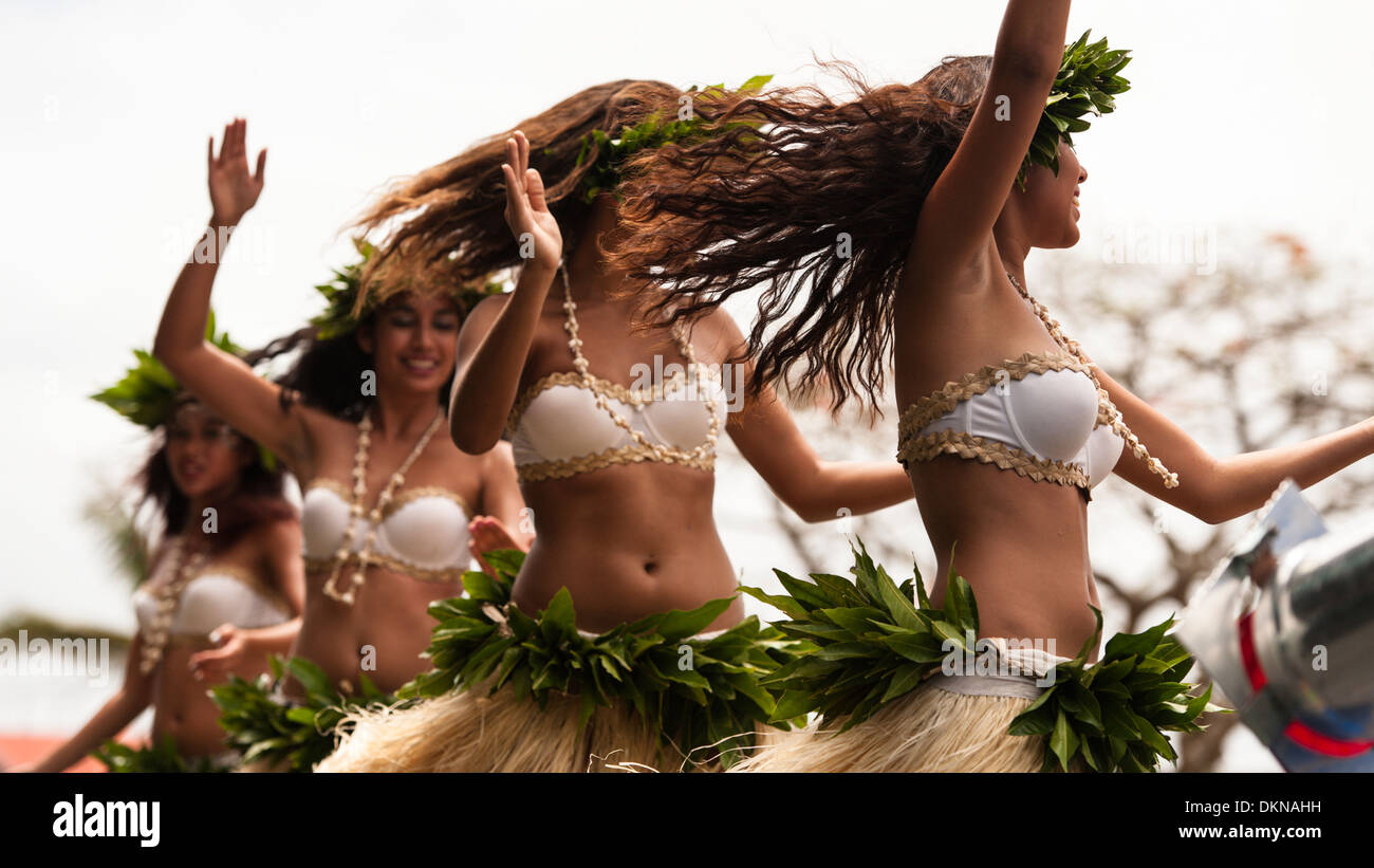 Vanuatan donne di razza mista (melanesiana e polinesiana) ballare una danza polinesiana durante Fest' Sawagoro festival culturali, Port Vila, Vanuatu. Foto Stock