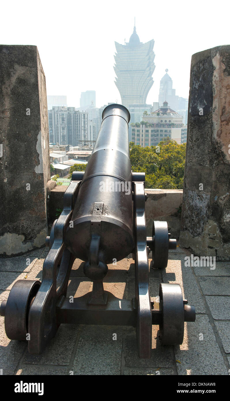 Cannone storico a Monte do Fortaleza, Fortress Hill, puntando al Grand Lisboa Casinò al sito del Patrimonio Mondiale di Macao Macao (Cina) Foto Stock