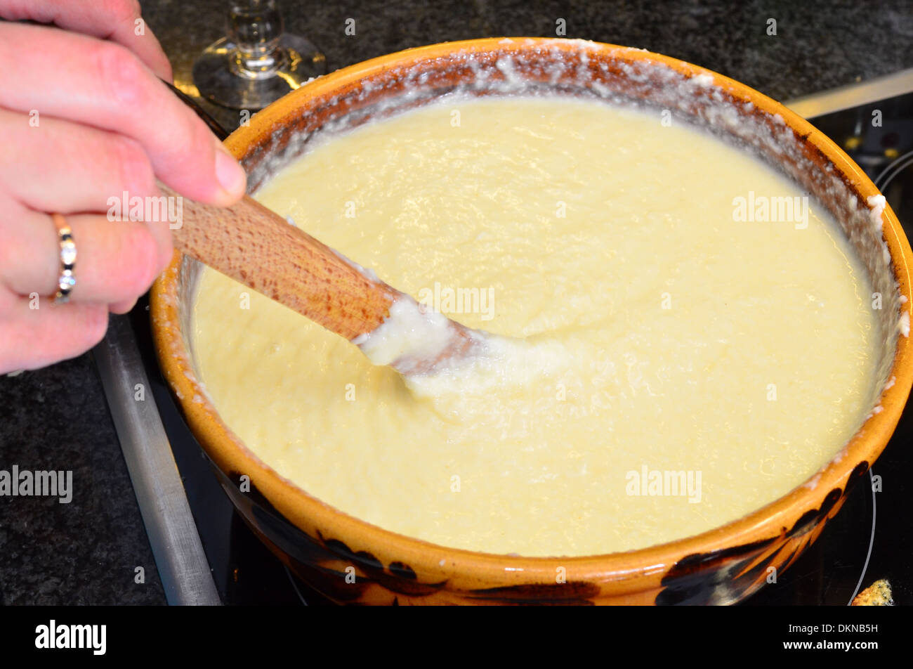 Preparare la fonduta di formaggio in casa Foto Stock