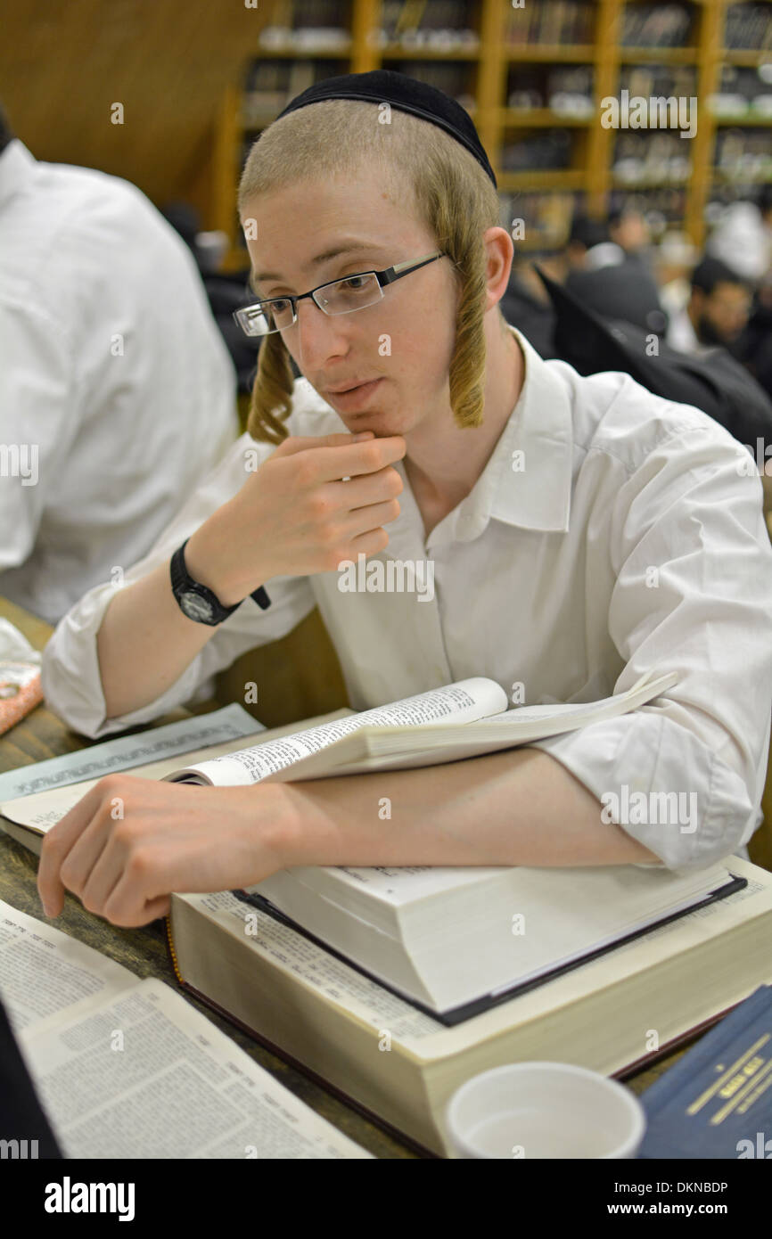 Lubavitch Hasidic studente con peyot studiando presso la loro sede e sinagoga a 770 Eastern Parkway a Brooklyn, New York. Foto Stock