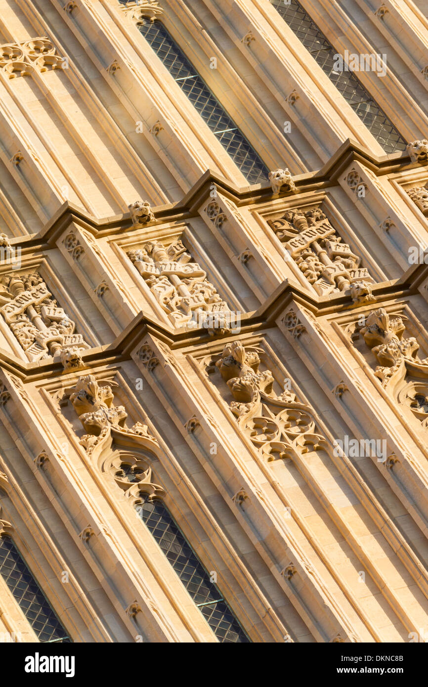 Lavoro in pietra sul Big Ben clock tower, Londra, Inghilterra Foto Stock