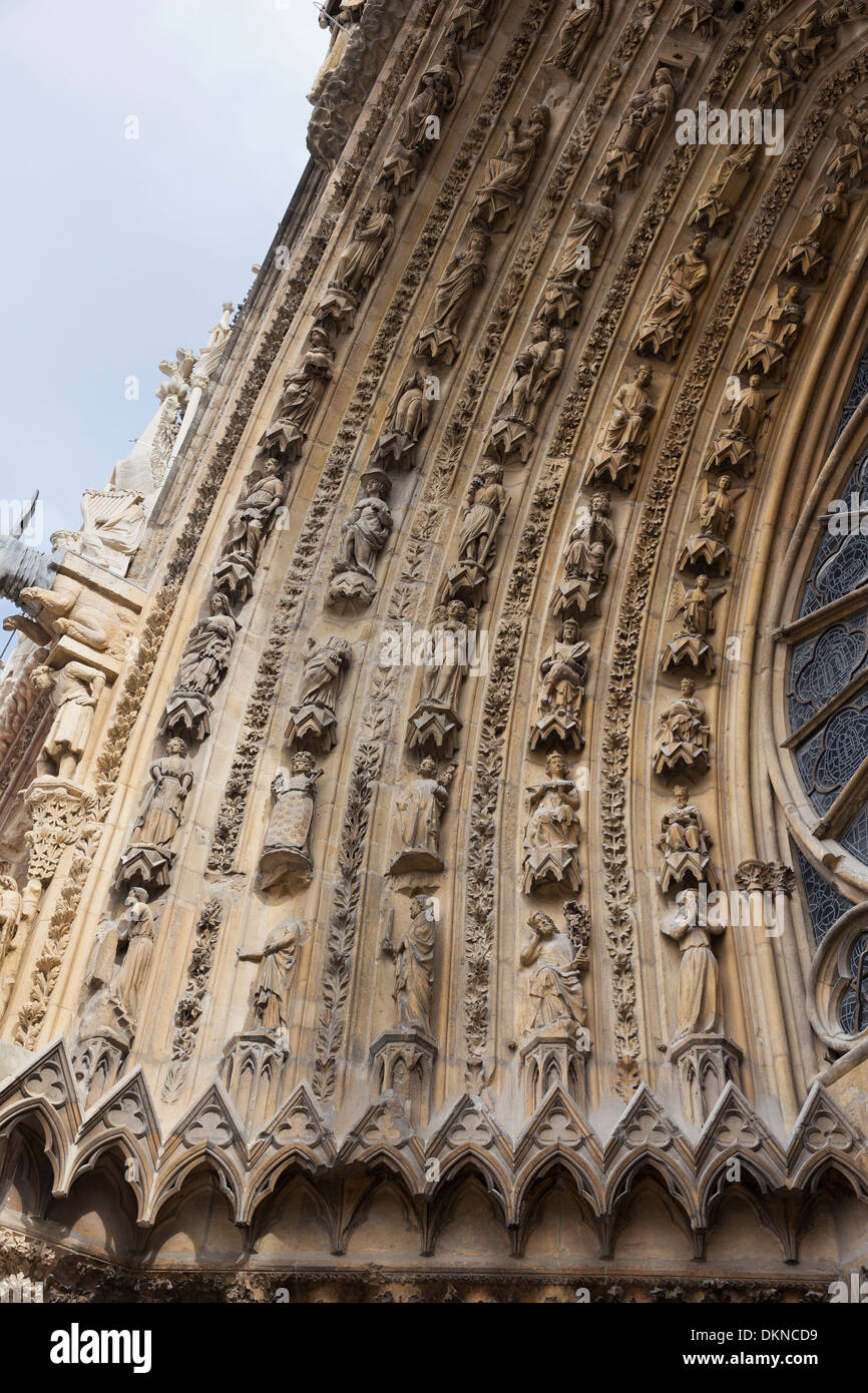 Dettaglio con statue sopra la porta di ingresso della cattedrale di Notre Dame Foto Stock