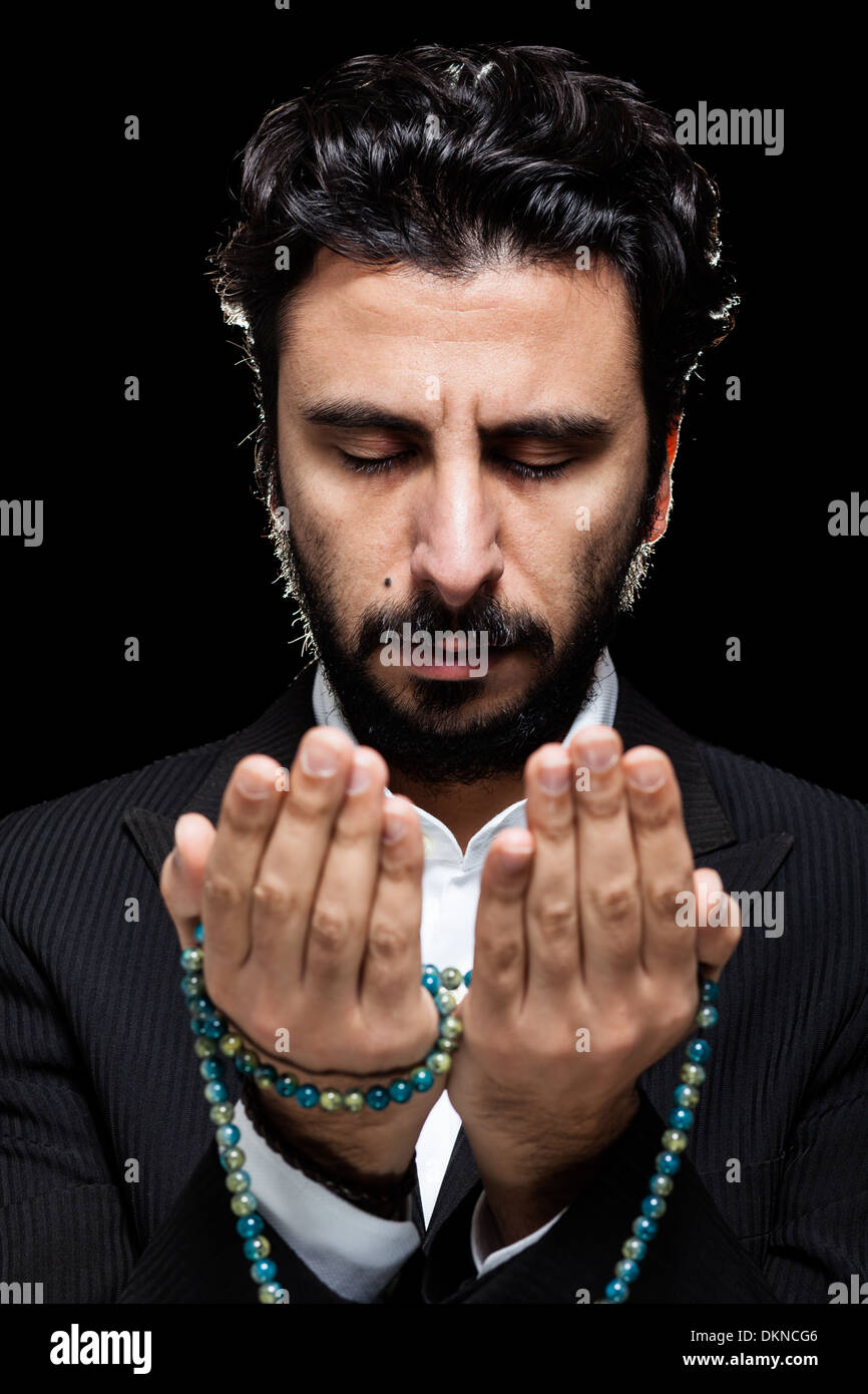 Musulmano occidentale pregando con Tasbih Foto Stock