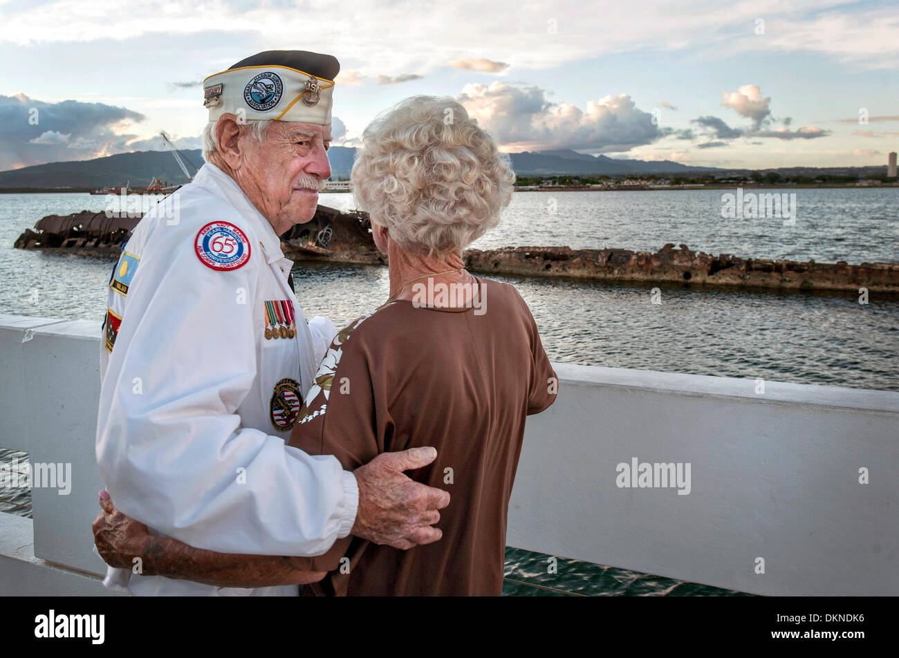 Pearl Harbor superstite Wally muratura e Joan Bohl guardare fuori da la USS Arizona Memorial in occasione dell'anniversario dell'attacco a Pearl Harbor dal Giappone a dicembre 7, 2013 a Honolulu, Hawaii. Foto Stock