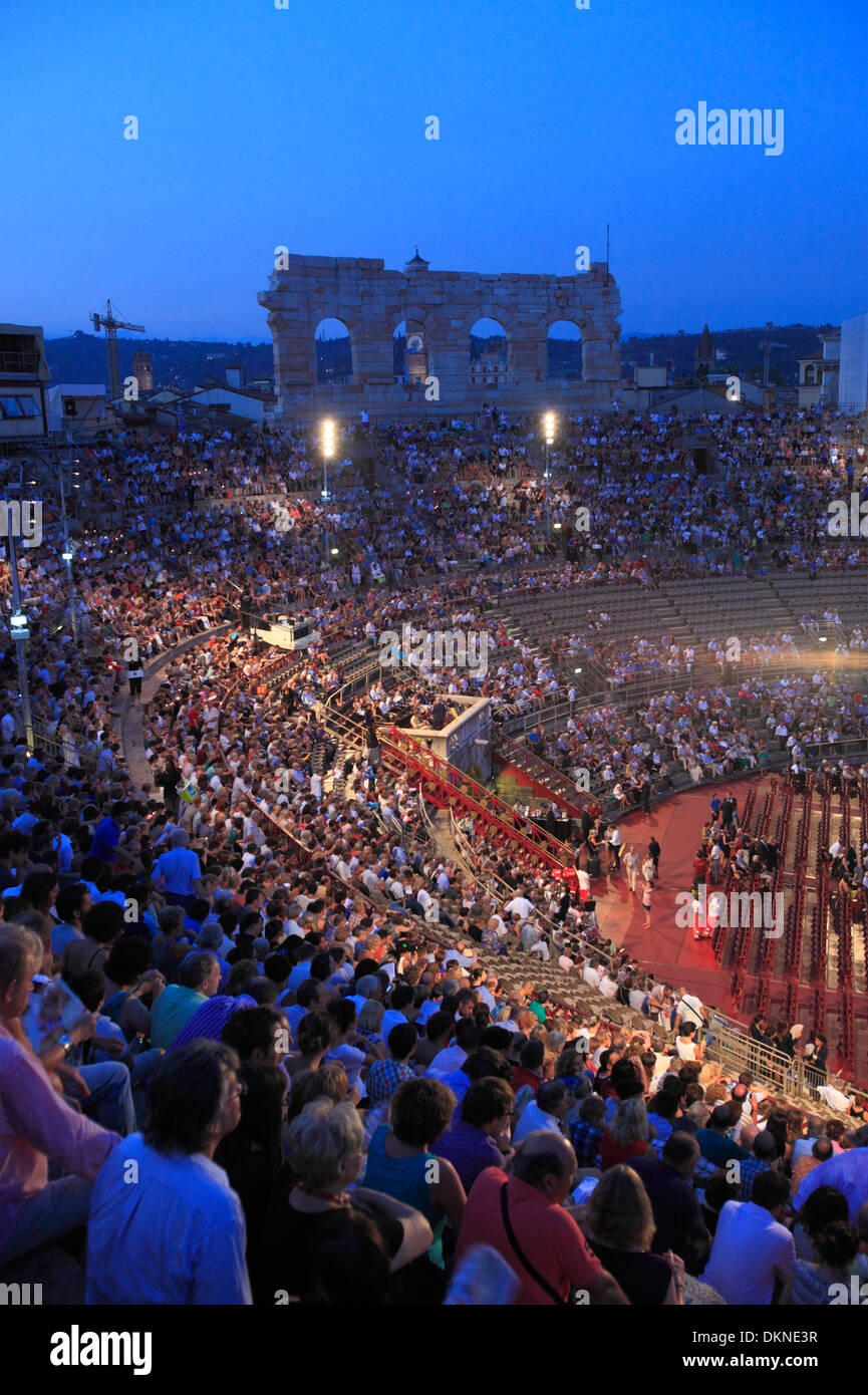Prestazioni di il trovatore opera ((Il Trovatore) presso l'Arena di Verona Foto Stock