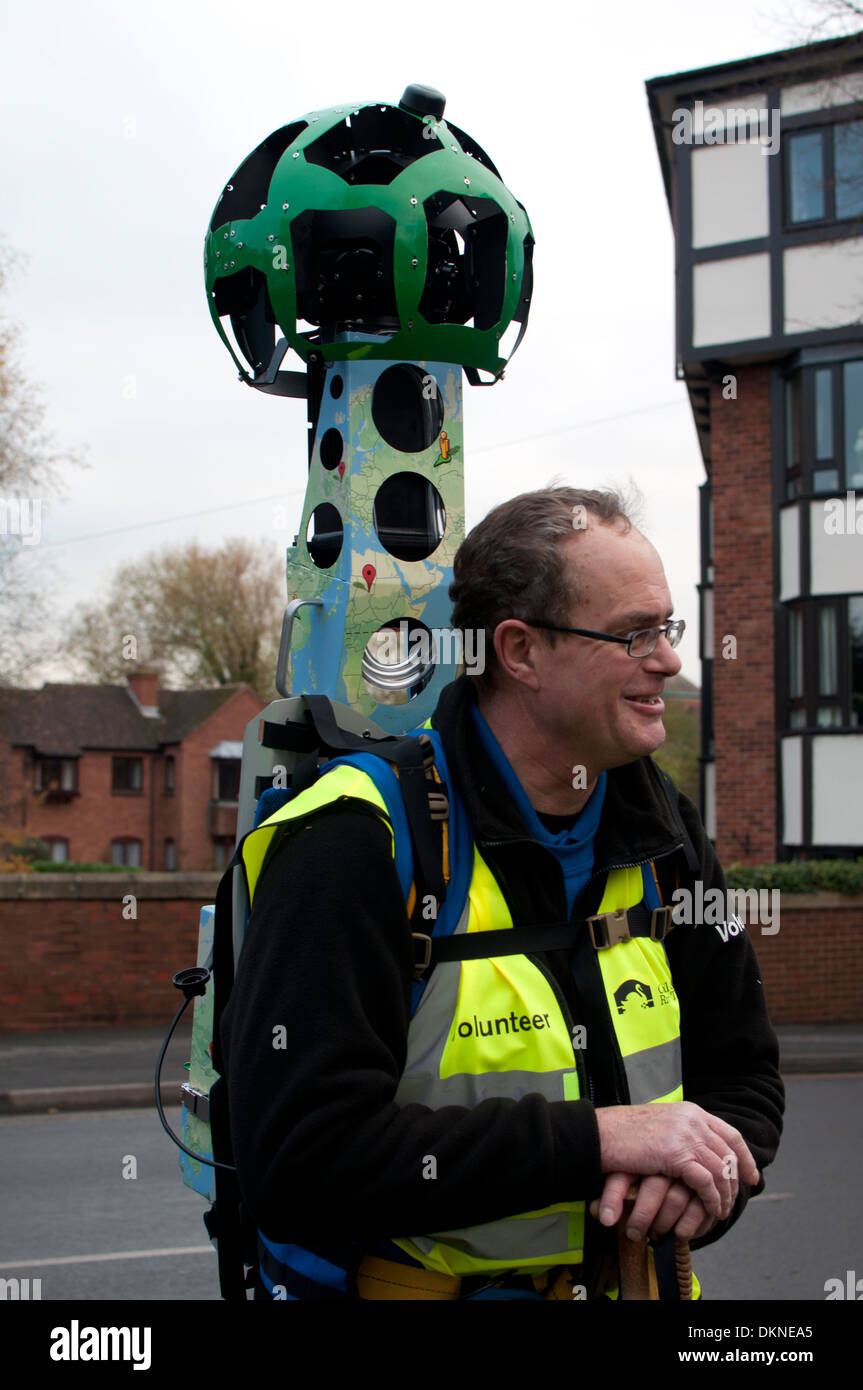 Uomo con Google trekker telecamera per la mappatura in Gran Bretagna da vie navigabili Foto Stock