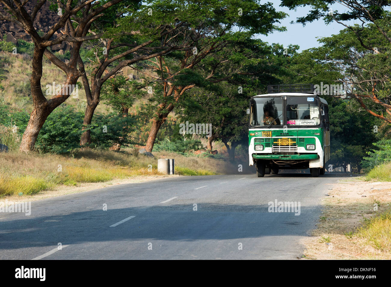 Indian bus / pullman eruttazioni fuori dei fumi diesel viaggia nella campagna indiana. Andhra Pradesh, India Foto Stock