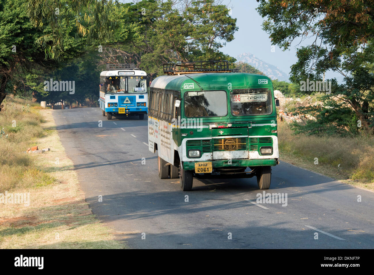Indian autobus / pullman in viaggio la mattina presto in campagna. Andhra Pradesh, India Foto Stock