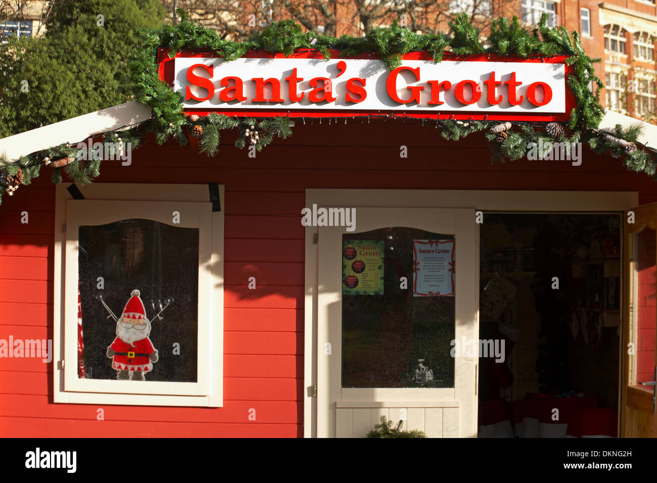 Bournemouth, Regno Unito domenica 8 dicembre 2013. Godendo le feste di Natale a Bournemouth - Santa Grotta Foto Stock