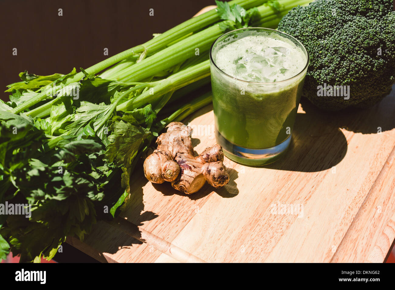 Verde rinfrescante di verdure e succhi di frutta Foto Stock