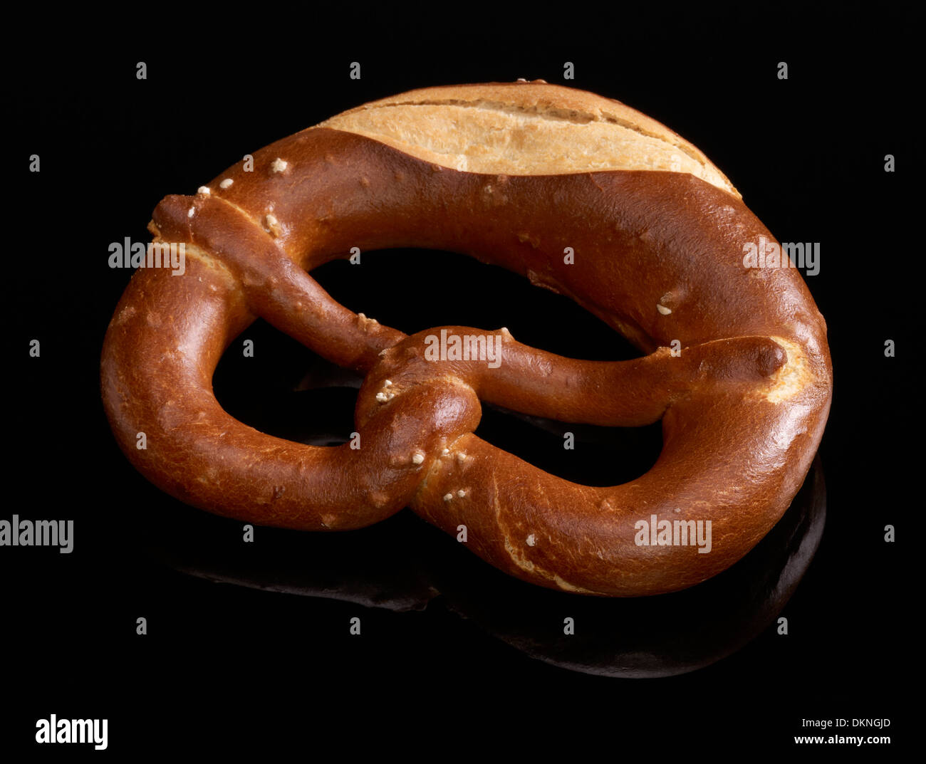 Un tedesco lye roll denominato pretzel in nero riflettente sul retro Foto Stock