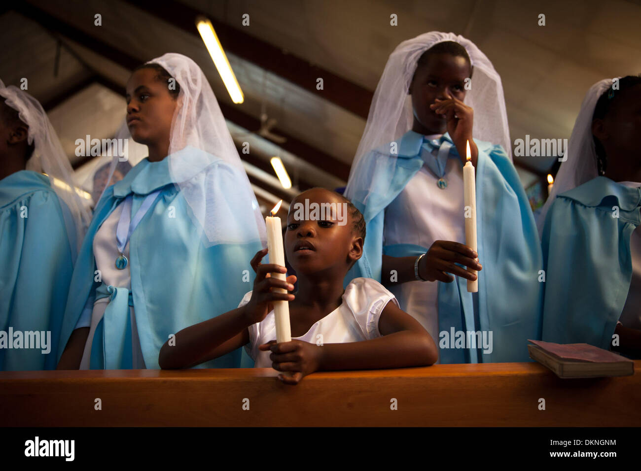 Soweto, Sud Afica. 8 Dic 2013. I membri della chiesa Regina Mundi tenere il servizio di una chiesa in onore di ex presidente Nelson Mandela in Dicembre 8, 2013 a Soweto, Sud Africa. Il padre della patria, Nelson Mandela, Tata Madiba, passate tranquillamente la sera del 5 dicembre 2013 nella sua casa di Houghton con la famiglia. Sarà sepolto in Qunu il 15 dicembre 2013. Credito: Gallo immagini/Alamy Live News Foto Stock