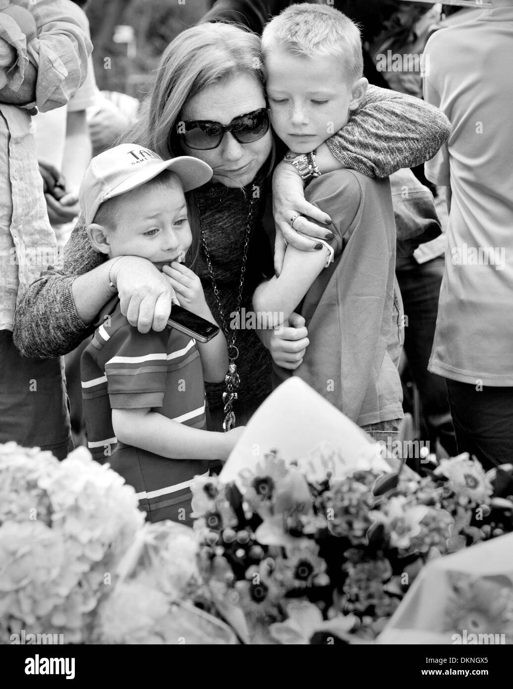 Pretoria, Sud Africa. 08 Dic, 2013. HOUGHTON, SUD AFRICA: le persone vengono per pagare i loro aspetti all ex Presidente Nelson Mandela in Dicembre 8, 2013 in Houghton, Johannesburg, Sud Africa. Persone in lutto sono state raccogliendo quanto udito della sua morte per pagare i loro punti di vista. Il padre della patria, Nelson Mandela, Tata Madiba, passate tranquillamente la sera del 5 dicembre 2013 nella sua casa di Houghton con la famiglia. © Gallo immagini/Alamy Live News Foto Stock