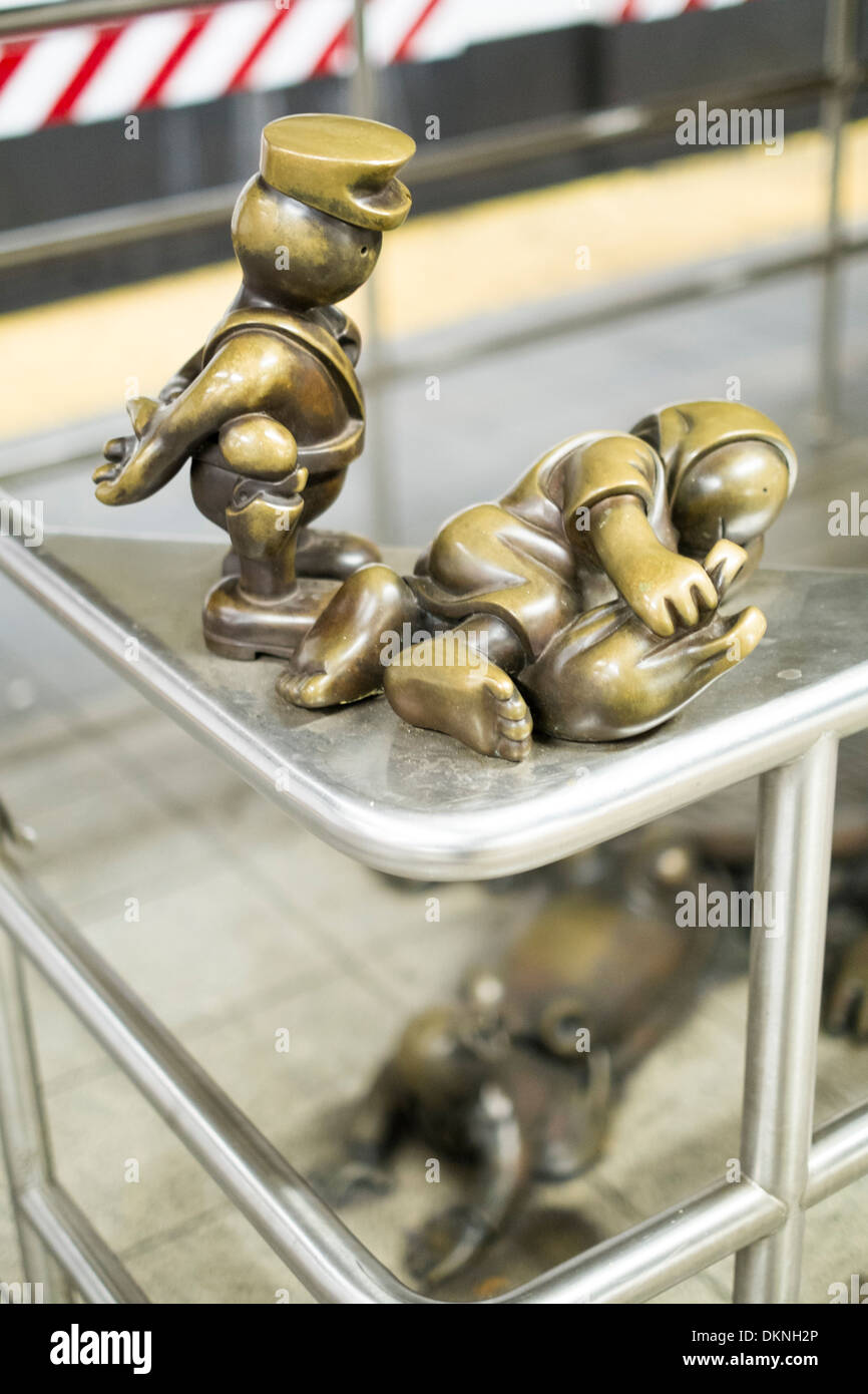 Tom Otterness vita metropolitana statue di bronzo nel XIV e VIII Street stazioni metro. Foto Stock