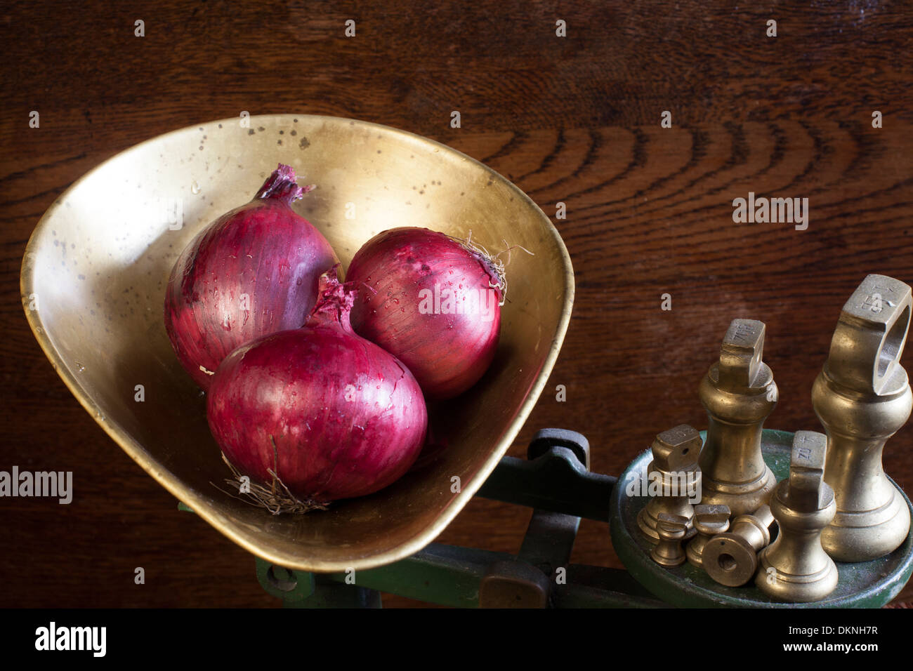 Le cipolle rosse in una serie di bilance Foto Stock