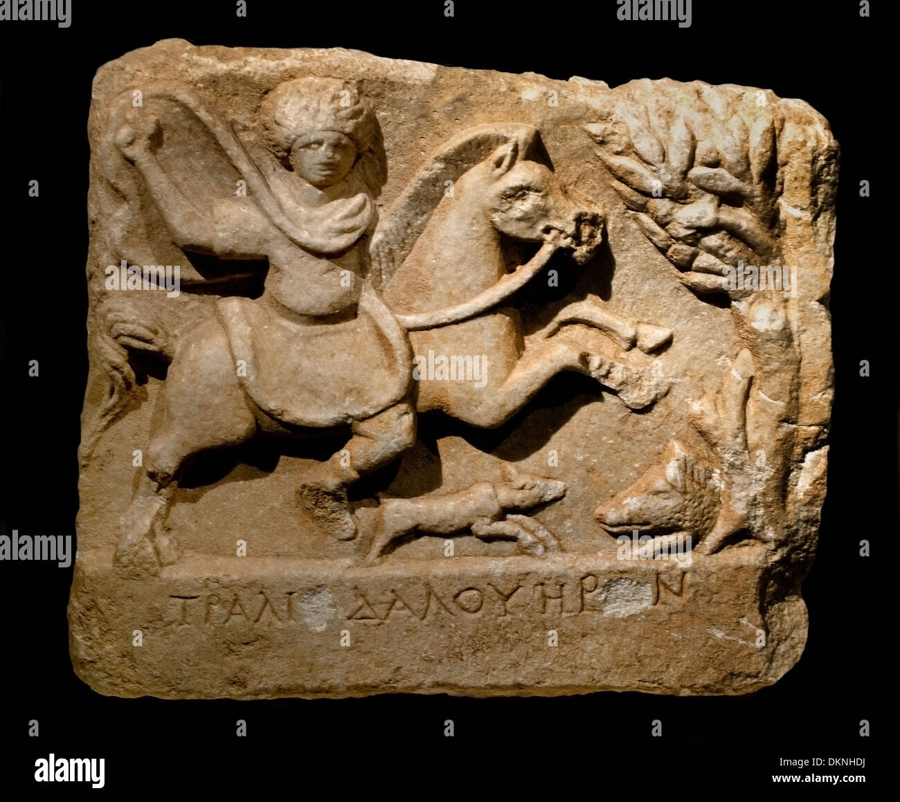 Heros culto greco Grecia 1-2 secolo D.C. Rider Dio come cacciatore caccia al cinghiale con il cane sulla struttura ad albero un serpente Foto Stock