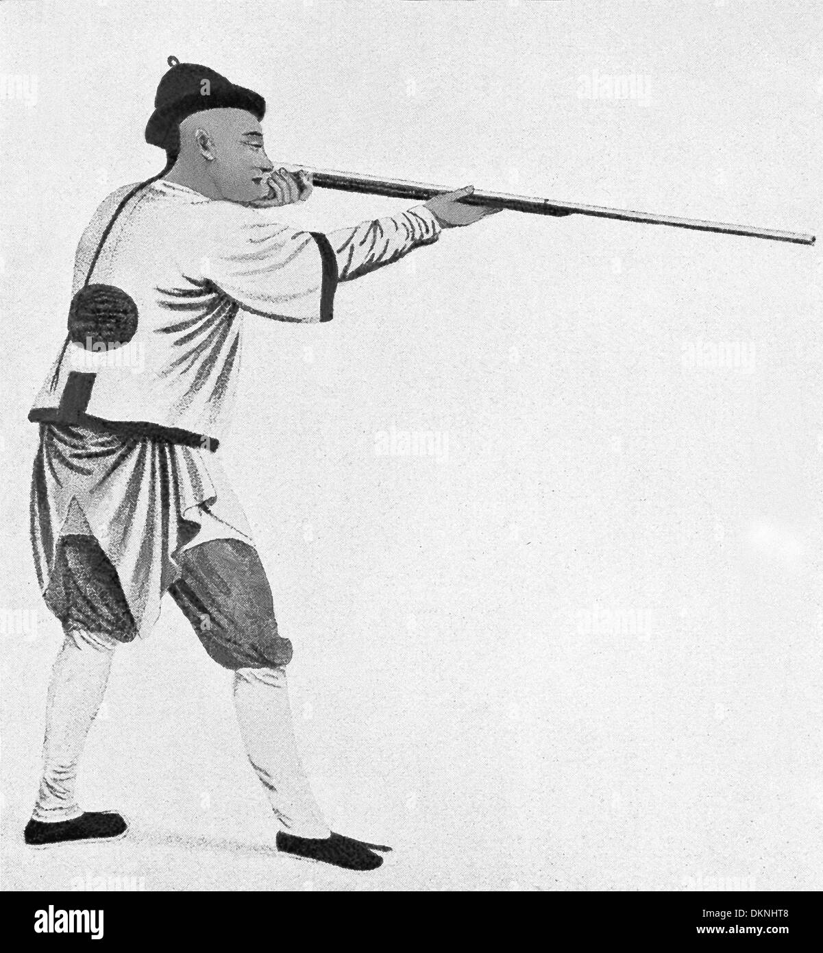 Questa illustrazione di un soldato cinese, puntando la sua pistola, risale al 1900. Il periodo di tempo in Cina è il Boxer Rebellion. Foto Stock