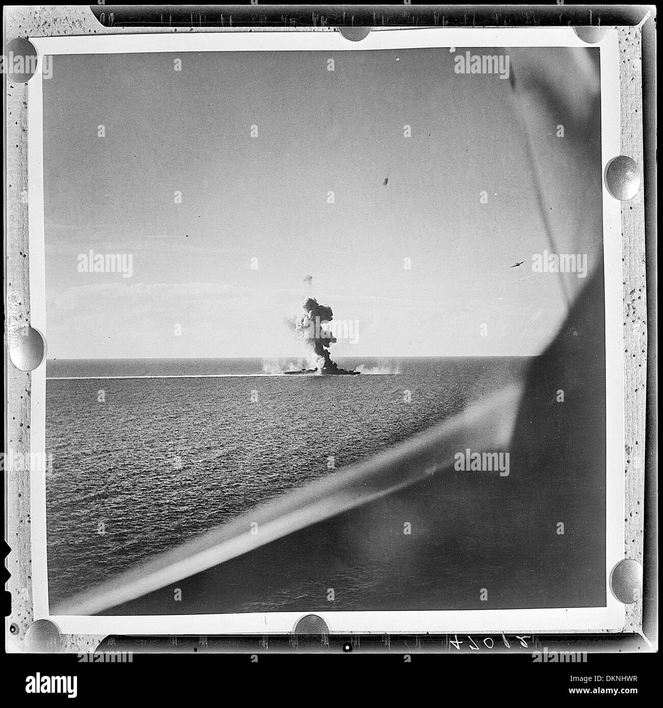 Antenna dell'invasione americana di Engebi isola in Eniwetok atollo. Flares (sinistra) segnale della flotta per il bombardamento di sollevamento in modo che... 520614 Foto Stock