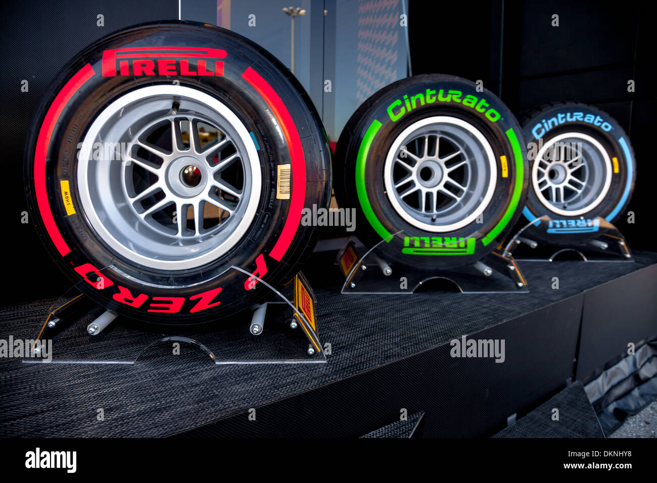 Esposizione dei diversi set di pneumatici Pirelli per il campionato di Formula 1 del 2013 Foto Stock