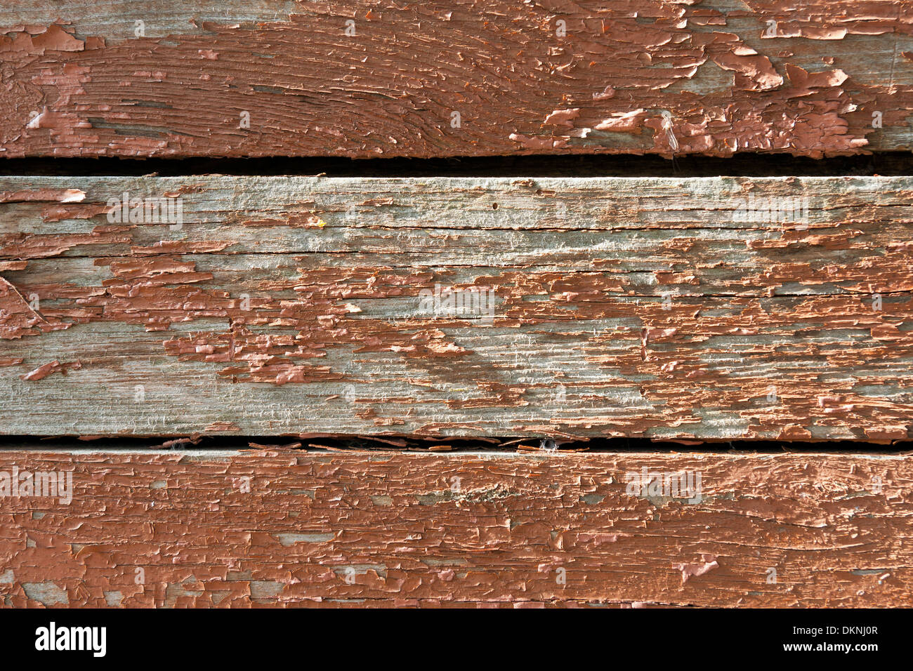 Sullo sfondo di un vecchio legno schede con la scuoiatura rosso brunastro o vernice. Foto Stock