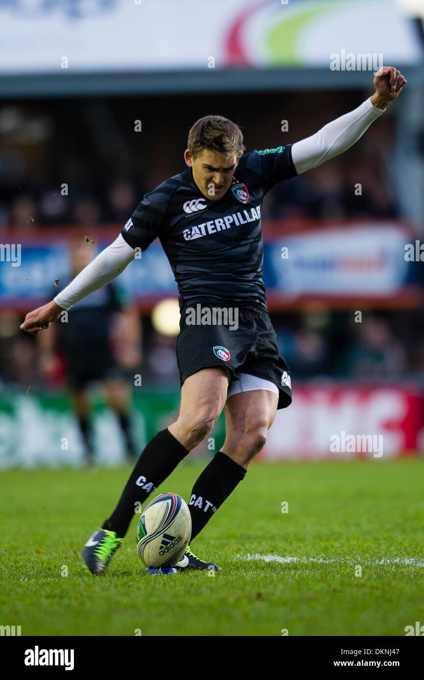 Leicester, Regno Unito. 08 Dic, 2013. Flood converte i punti extra per Leicester durante la Heineken Cup Rugby Union fixture tra Leicester Tigers e Montpellier Rugby da Welford Road, Leicester. Credito: Azione Sport Plus/Alamy Live News Foto Stock